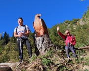 03 Sul sent. 215-217 l'Aquila scolpita in tronco d'abete radicato